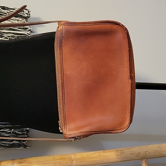 Vintage ROOTS British Tan Crossbody Bag - Picture 5 of 7